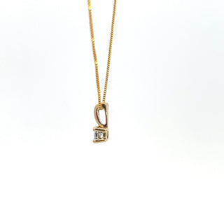 Colgante solitario con engaste de ilusión de diamantes de 0,03 quilates de oro amarillo de 10 quilates, 18"