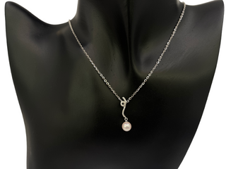 Collar de perlas cultivadas de 10 k y 18 k y diamantes de 0,07 quilates, 18"