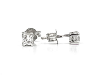 Aretes de diamantes canadienses de talla princesa de 0,10 quilates en oro blanco de 14 quilates