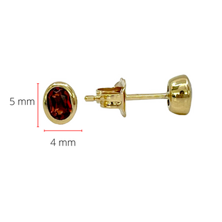 Aretes de granate de talla ovalada de 0,45 quilates en oro amarillo de 10 quilates