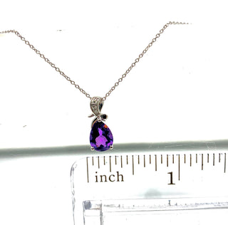 Colgante de oro blanco de 10 quilates con amatista de talla pera de 8x5 mm y diamante de 0,022 quilates, 18"