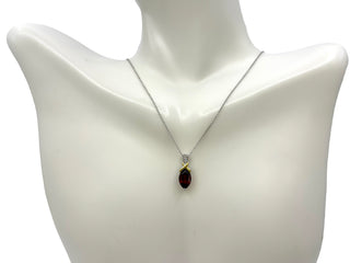 Colgante de oro blanco y amarillo de 10 quilates con granate y diamantes, 18"
