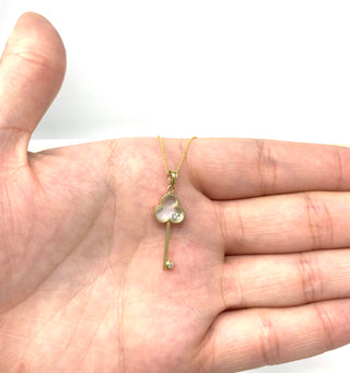Colgante de nácar de oro amarillo de 10 quilates y diamante de 0,02 quilates, 18"