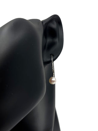 Aretes de perlas cultivadas de 7 a 7,5 mm en oro blanco de 14 quilates con cierres de palanca