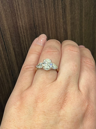 Anillo de compromiso de diamantes cultivados en laboratorio ovalados de 2,01 quilates de oro amarillo y blanco de 14 quilates