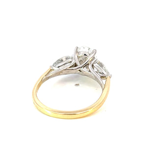 Anillo de compromiso de diamantes cultivados en laboratorio ovalados de 2,01 quilates de oro amarillo y blanco de 14 quilates