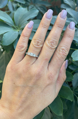 Anillo de diamantes con engaste de ilusión de 3 piedras de talla brillante redonda de 0,33 quilates de oro blanco de 10 quilates, tamaño 6
