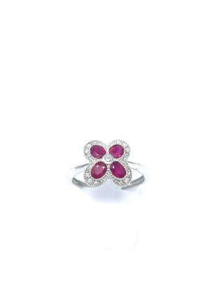 Anillo de rubí y diamantes