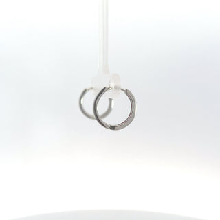 Pendientes tipo argolla con bisagras Huggie de oro blanco de 10 quilates, rubí auténtico de 0,16 quilates y diamantes de 0,03 quilates