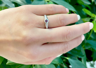 Anillo de oro blanco de 14 quilates con rubíes y diamantes de 0,09 quilates