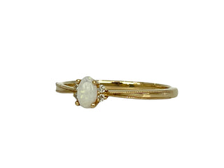 Anillo de oro amarillo de 10 quilates con ópalo de 0,16 quilates y diamante de 0,03 quilates