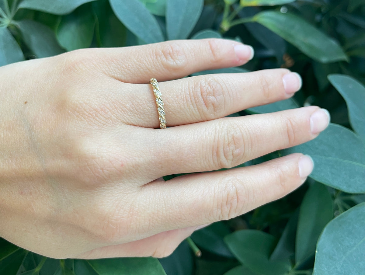 Anillo torcido de diamantes de 0,20 quilates en oro amarillo de 10 quilates - Tamaño 6,5