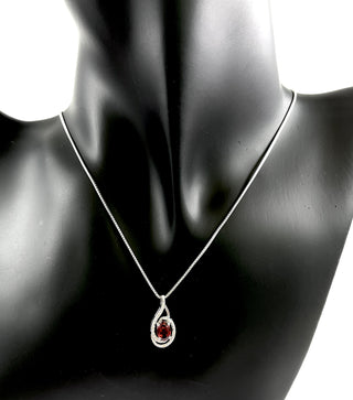 Collar de plata con granate ovalado de 0,75 quilates y diamante de 0,03 quilates, 18"