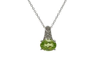 Colgante de oro blanco de 10 quilates con peridoto de talla ovalada de 7x5 mm y diamante de 0,013 quilates, 18"