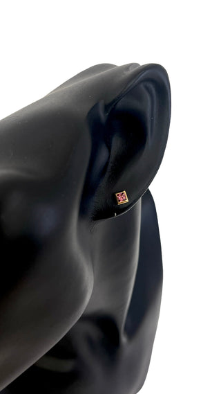 Aretes de turmalina rosa de talla princesa de 3 mm en oro amarillo de 10 quilates con respaldo de mariposa