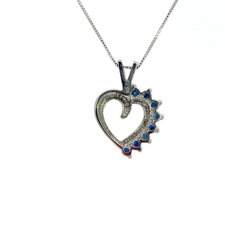 Colgante en forma de corazón de zafiro y diamante de 0,03 quilates en oro blanco de 10 quilates, 18"