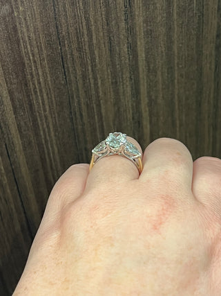 Anillo de compromiso de diamantes cultivados en laboratorio ovalados de 2,01 quilates de oro amarillo y blanco de 14 quilates