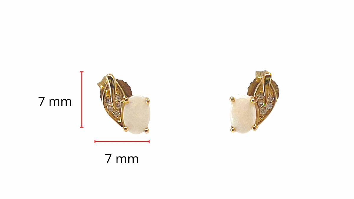 Aretes de oro amarillo de 10 quilates con ópalo de 0,60 quilates y diamantes de 0,04 quilates