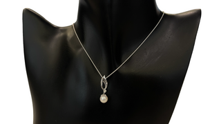 Colgante colgante de oro blanco de 10 quilates con perlas cultivadas de 7 mm y diamantes canadienses de 0,085 quilates