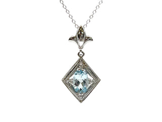 Collar de oro blanco de 10 quilates con topacio azul cielo de talla ovalada de 6x4 mm y diamantes de 0,021 quilates - 18 pulgadas