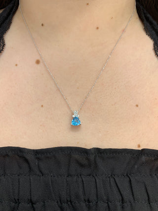 Colgante de topacio azul y diamantes