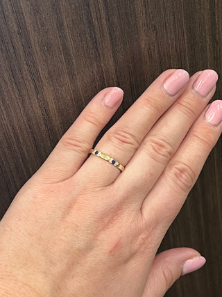 Anillo de diamantes y zafiro en oro amarillo de 10 quilates