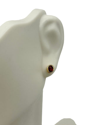 Aretes de granate de talla ovalada de 0,45 quilates en oro amarillo de 10 quilates