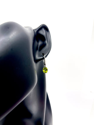 Aretes de diamantes y peridoto en oro blanco de 10 quilates