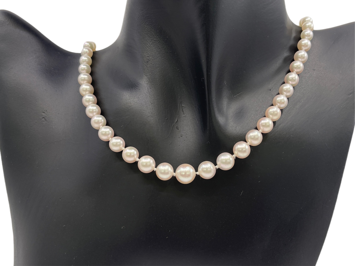 Hebra de perlas cultivadas graduadas blancas de 5,5 a 8 mm con cierre de perlas de oro amarillo de 14 k - 20&quot;