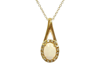 Colgante de oro amarillo de 10 quilates con ópalo blanco de talla ovalada de 7x5 mm y halo de diamantes de 0,08 quilates - 18 pulgadas