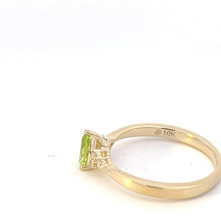 Anillo de diamantes y peridoto en oro amarillo de 10 quilates - Talla 7