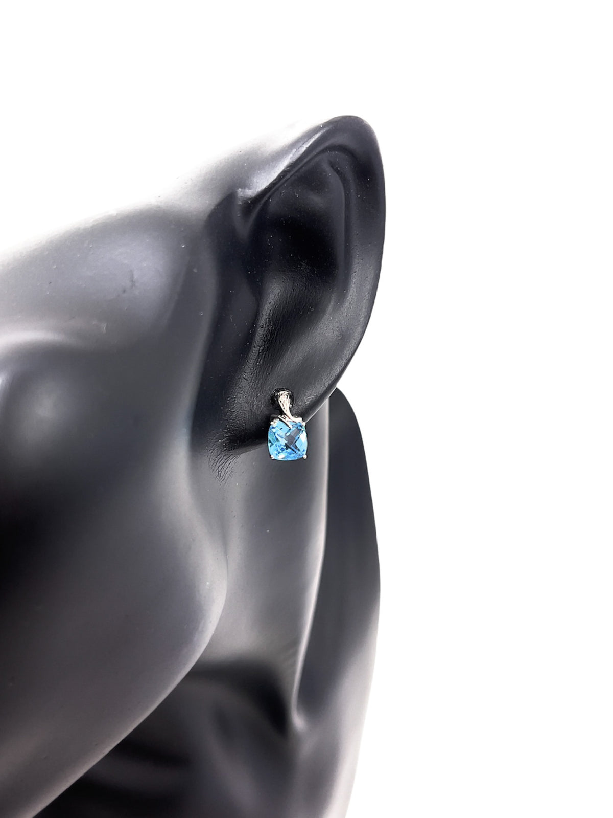 Pendientes colgantes de oro blanco de 10 quilates con topacio azul suizo y diamantes de 0,01 quilates