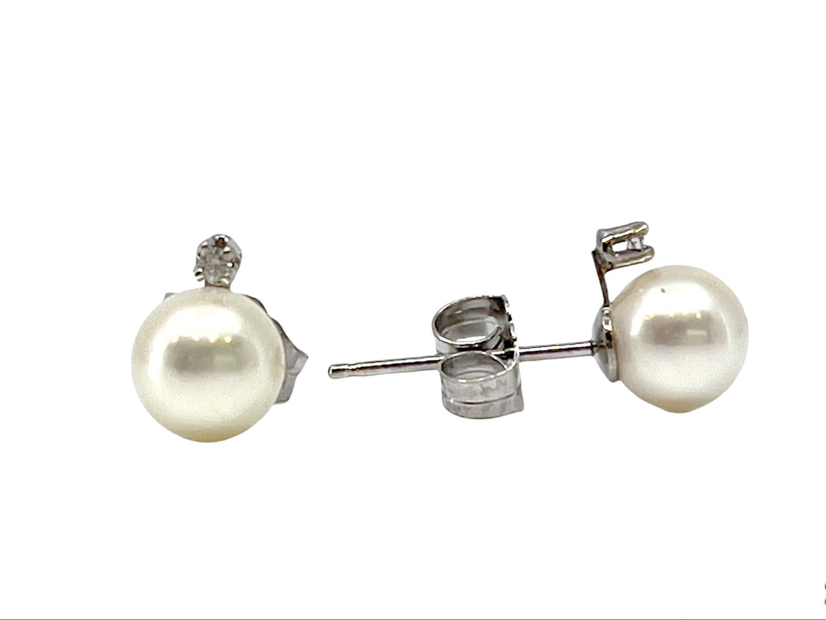 Aretes de oro blanco de 14 quilates con perlas cultivadas de 5,5 a 6 mm y diamantes de 0,02 quilates con cierre de mariposa