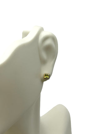Pendientes de peridoto con engaste de bisel de talla princesa de 3 mm en oro amarillo de 10 quilates