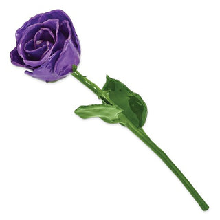 Rosa natural bañada en laca lila con hojas y tallo verdes