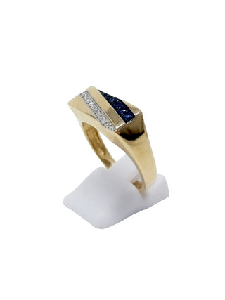 Anillo de oro amarillo de 10 quilates con zafiro y diamantes de 0,10 quilates
