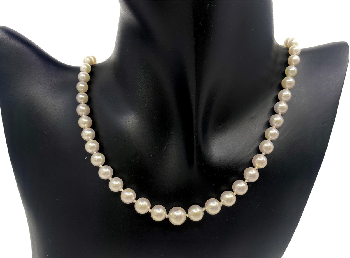 Hebra de perlas cultivadas graduadas blancas de 5,5 a 7,5 mm con cierre de perlas de oro amarillo de 14 k - 18&quot;