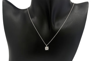 Colgante en forma de garra de diamante redondo de talla brillante de 1,01 quilates cultivado en laboratorio de oro blanco de 14 quilates