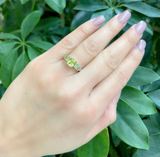 Anillo de oro blanco de 10 quilates con peridoto genuino de 1,50 quilates y diamante de 0,014 quilates, tamaño 7