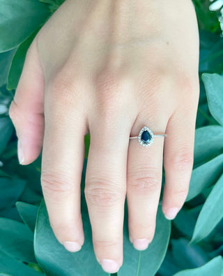 Anillo de oro blanco de 10 quilates con zafiro genuino en forma de pera de 0,60 quilates y diamante de 0,16 quilates