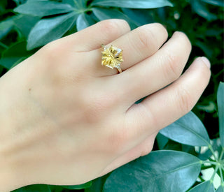 Anillo de oro amarillo de 10 quilates con citrino genuino de 3,00 quilates y diamante de 0,07 quilates, talla 6,5