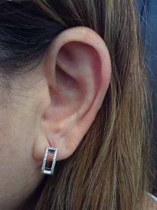 Aretes de diamantes con bisagras Huggie de aro de 0,20 quilates en oro blanco de 10 quilates