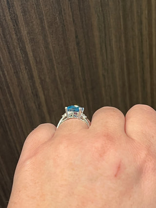 Anillo de oro blanco de 10 quilates con topacio azul de 9 mm y diamantes de 0,10 quilates - Talla 6