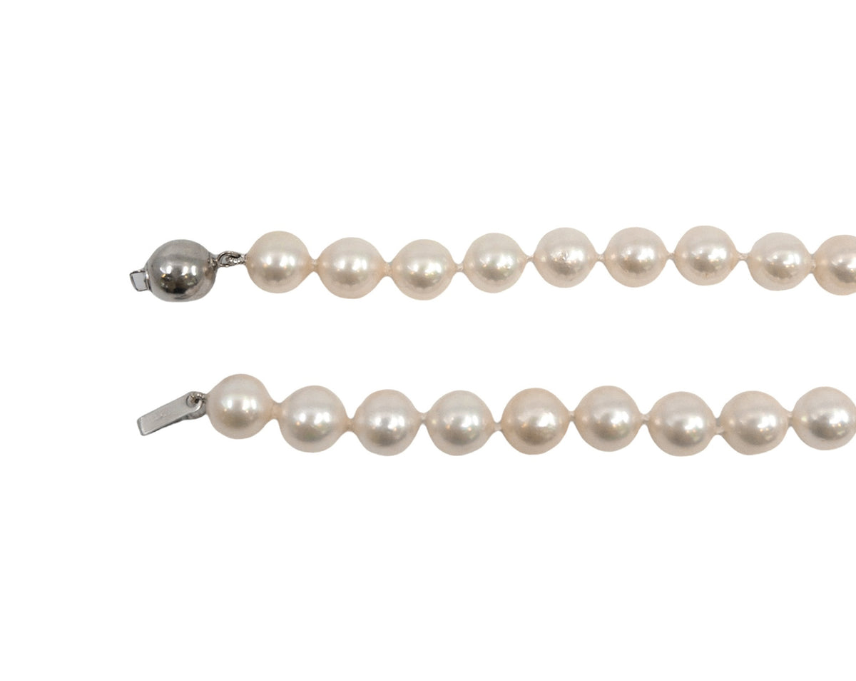 Hebra de perlas cultivadas blancas de 7,5 a 8,0 mm con cierre de perlas de oro blanco de 14 k - 20&quot;