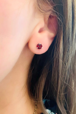 Arete de oro blanco de 10 quilates con granate de talla redonda de 1,30 quilates