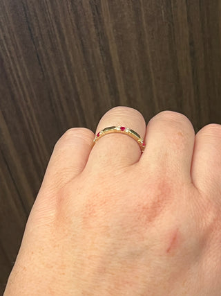 Anillo/banda de oro amarillo de 10 quilates con rubí auténtico y diamante de 0,13 quilates, tamaño 6,5