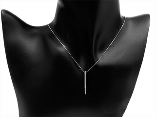Colgante con barra de diamantes de 0,10 quilates en oro blanco de 10 quilates, 18"