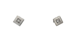 Aretes de diamantes de 0,10 quilates en oro blanco de 10 quilates