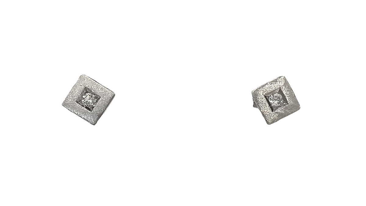 Aretes de diamantes de 0,10 quilates en oro blanco de 10 quilates