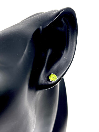 Aretes de peridoto en oro blanco de 10 quilates - 5 mm